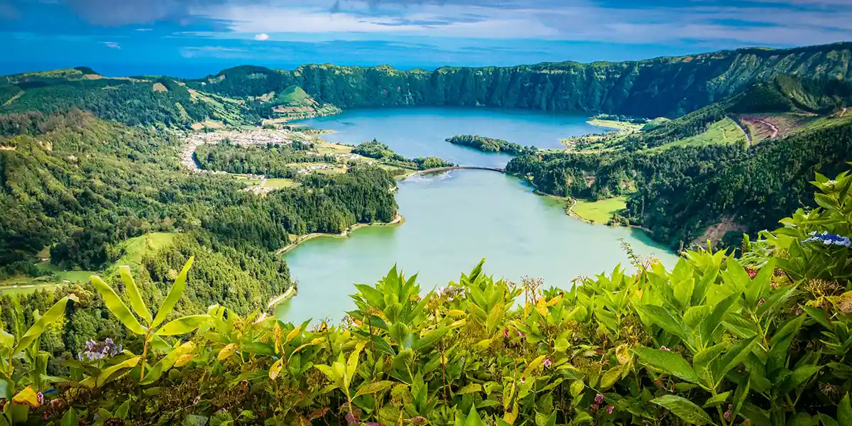 https://todus.blob.core.windows.net/hotelimage/package/slider/azores-portugal05.webp