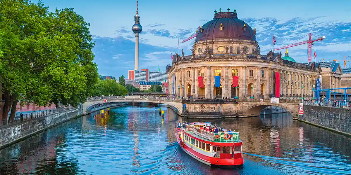 https://todus.blob.core.windows.net/hotelimage/package/slider/berlin02.webp