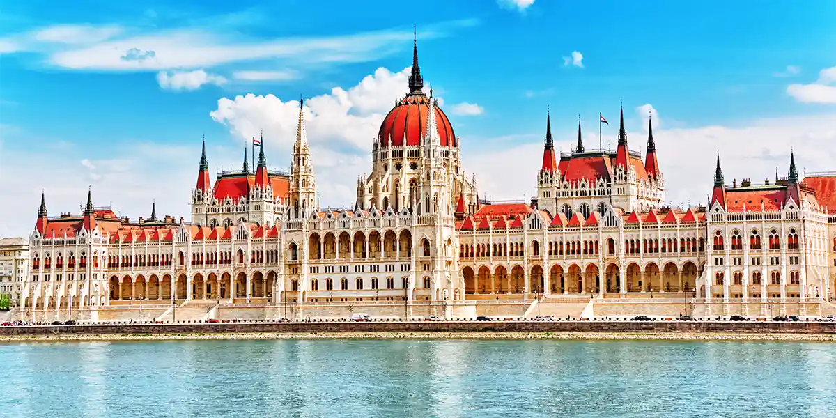 https://todus.blob.core.windows.net/hotelimage/package/slider/budapest02.webp