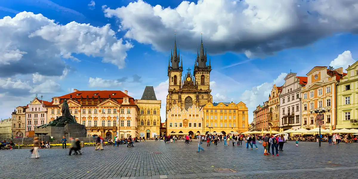 https://todus.blob.core.windows.net/hotelimage/package/slider/prague01.webp